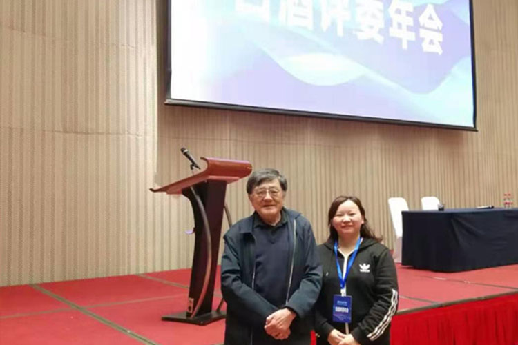 羅學艷和中國食品協(xié)會高景炎老師（左一）